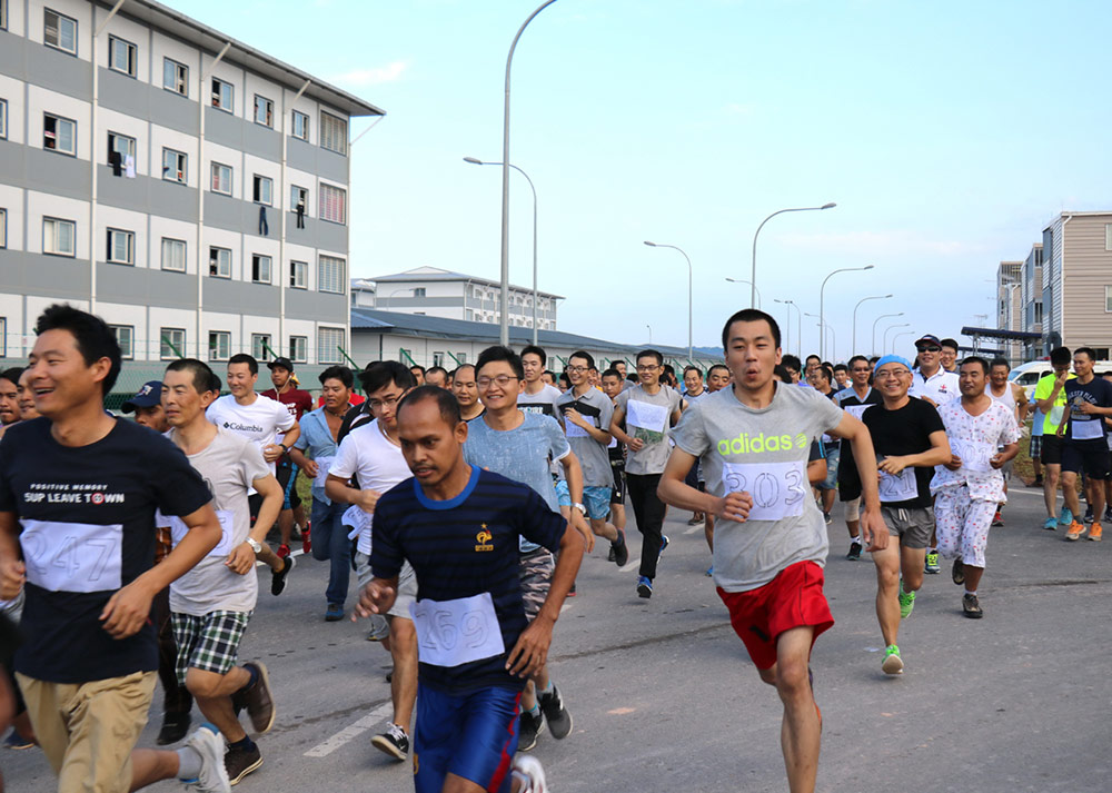 中外员工长跑活动.jpg